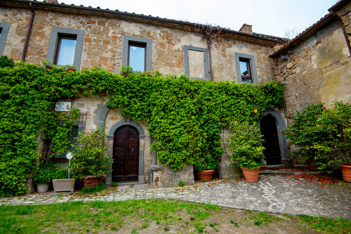 Expert lawyers for the purchase of a property in Italy (real estate transactions)